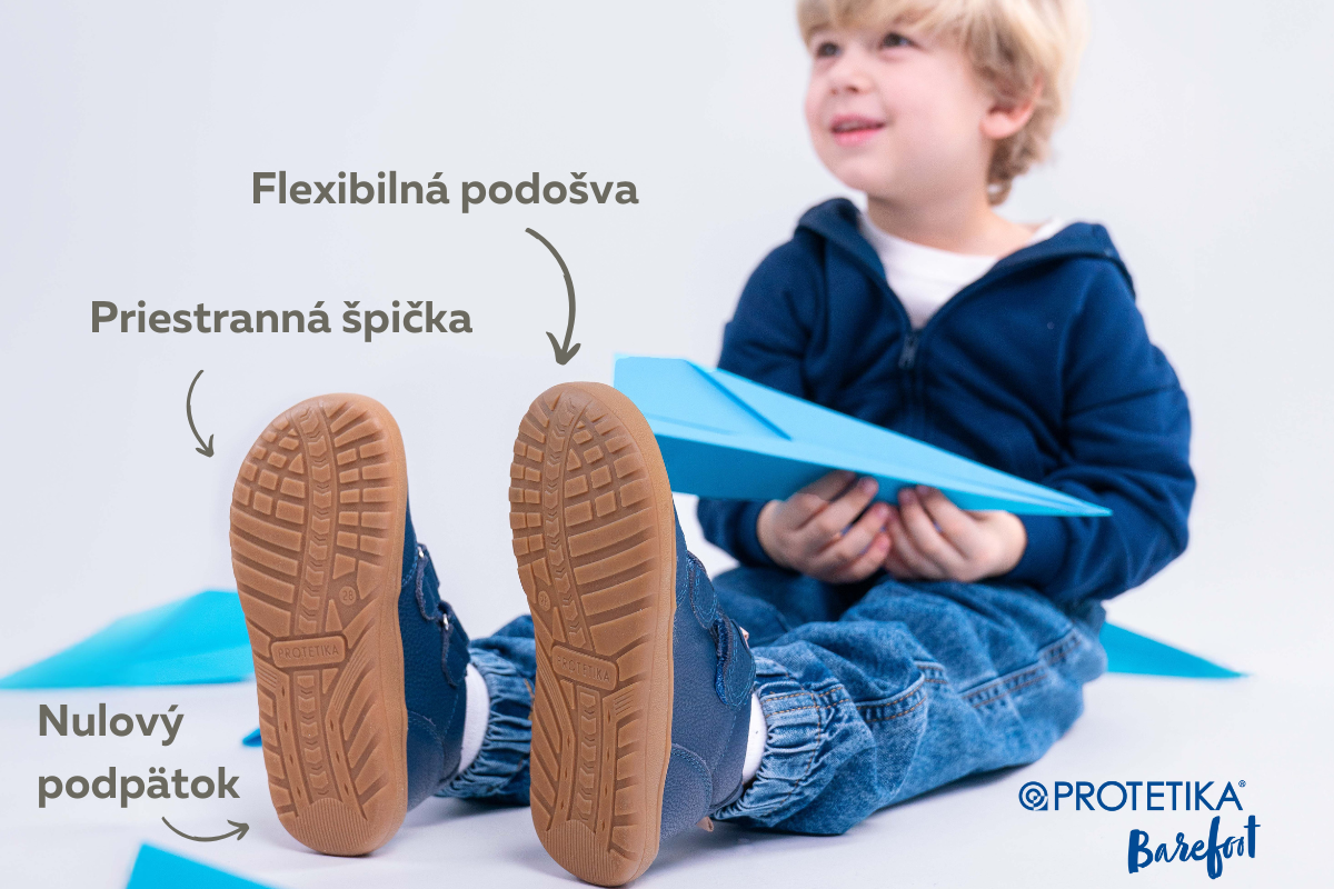 Chlapci Barefoot
